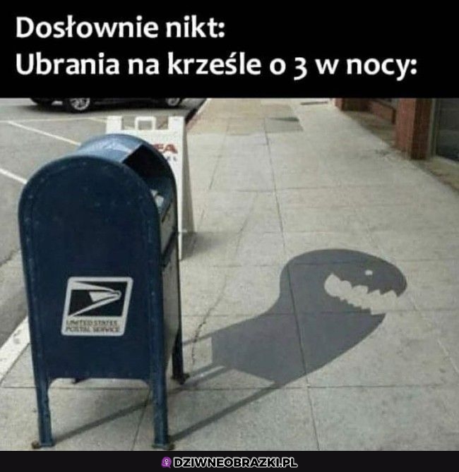 Ubrania na krześle w nocy