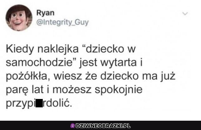 Naklejka w samochodzie